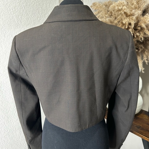 Brown Cropped Blazer with Notched Lapels and Tailored Fit - Picture 3 of 4